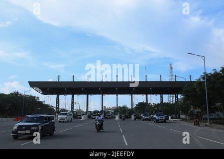 Dhaka, Bangladesch. 26.. Juni 2022. Mautplatz an der Padma Bridge in Bangladesch. Insgesamt 15.200 Fahrzeuge überquerten die Padma-Brücke in den ersten acht Stunden nach ihrer Öffnung für die Öffentlichkeit. 8.438 dieser Fahrzeuge überquerten die Brücke vom Mawa-Ende der Brücke und der Rest der 6.762 vom Zajira-Ende. Bangladesh Bridge Authority sagte, dass insgesamt TK 8,21 Millionen (TK 82, 19.500) als Maut von 6:00am bis 2:00pm am Sonntag gesammelt wurden Kredit: SOPA Images Limited/Alamy Live News Stockfoto