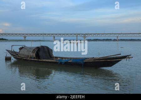 Dhaka, Bangladesch. 26.. Juni 2022. Blick auf die Padma-Brücke in Bangladesch. Insgesamt 15.200 Fahrzeuge überquerten die Padma-Brücke in den ersten acht Stunden nach ihrer Öffnung für die Öffentlichkeit. 8.438 dieser Fahrzeuge überquerten die Brücke vom Mawa-Ende der Brücke und der Rest der 6.762 vom Zajira-Ende. Bangladesh Bridge Authority sagte, dass insgesamt TK 8,21 Millionen (TK 82, 19.500) als Maut von 6:00am bis 2:00pm am Sonntag gesammelt wurden Kredit: SOPA Images Limited/Alamy Live News Stockfoto