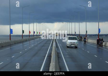 Dhaka, Bangladesch. 26.. Juni 2022. Blick auf die Padma-Brücke in Bangladesch. Insgesamt 15.200 Fahrzeuge überquerten die Padma-Brücke in den ersten acht Stunden nach ihrer Öffnung für die Öffentlichkeit. 8.438 dieser Fahrzeuge überquerten die Brücke vom Mawa-Ende der Brücke und der Rest der 6.762 vom Zajira-Ende. Bangladesh Bridge Authority sagte, dass insgesamt TK 8,21 Millionen (TK 82, 19.500) als Maut von 6:00am bis 2:00pm am Sonntag gesammelt wurden Kredit: SOPA Images Limited/Alamy Live News Stockfoto