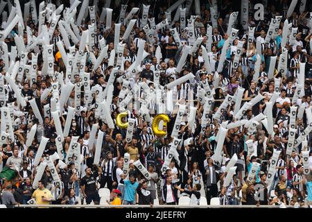 Rio de Janeiro, Brasilien. 26.. Juni 2022. Unterstützer von Botafogo beim Spiel zwischen Botafogo und Fluminense im Rahmen der Brasileirao Serie A 2022 im Maracana Stadium am 26. Juni 2022 in Rio de Janeiro, Brasilien. Kredit: Ruano Carneiro/Carneiro Images/Alamy Live Nachrichten Stockfoto