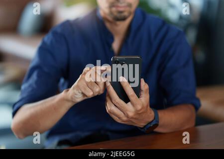 Businessman vervollständigt KYC mit einem Online-Banking-Programm, um ein digitales Sparkonto zu eröffnen. Die Definition von Cyber-Sicherheit. Stockfoto