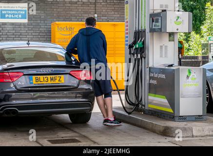 London. UK-06.26.2022. Ein Fahrer füllt sein Auto an einer Tankstelle mit Kraftstoff, wobei die Kraftstoffkosten zu einem Allzeithoch sind. Stockfoto