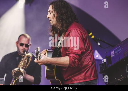 Adam Granduciel von The war on Drugs tritt auf der Bühne des All Points East im Victoria Park in London auf. Stockfoto