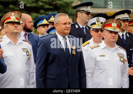 Bukarest, Rumänien. 26.. Juni 2022. Rumäniens Premierminister Nicolae Ciuca (C) nimmt an einer Zeremonie zur Feier des rumänischen Nationalflaggentages in Bukarest, der Hauptstadt Rumäniens, am 26. Juni 2022 Teil. Quelle: Cristian Cristel/Xinhua/Alamy Live News Stockfoto