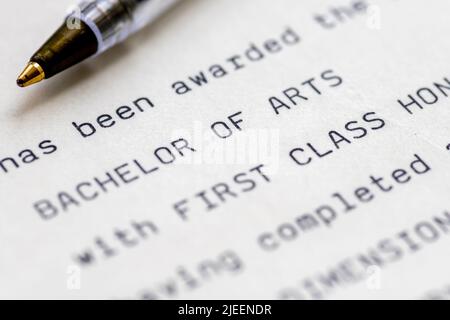 Nahaufnahme eines Hochschulabschlusses mit dem Inhaber, der einen Bachelor of Arts-Abschluss mit Auszeichnung der ersten Klasse erreicht hat. Stockfoto