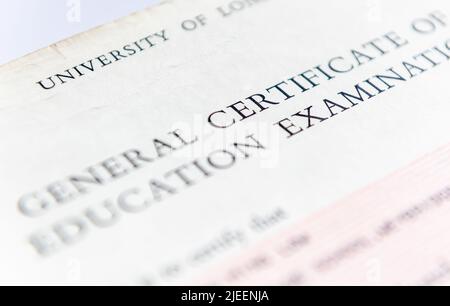 Ein Vereinigtes Königreich General Certificate of Education Examination ausgestellt für Pässe der normalen und Advance Level Studien der Sekundarstufe. Stockfoto