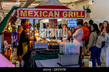 London. UK-06.26.2022. Blick von innen auf die nobel in Brick Lane, die die Menge von Touristen und Besuchern zu den vielen Imbissständen zeigt. Stockfoto