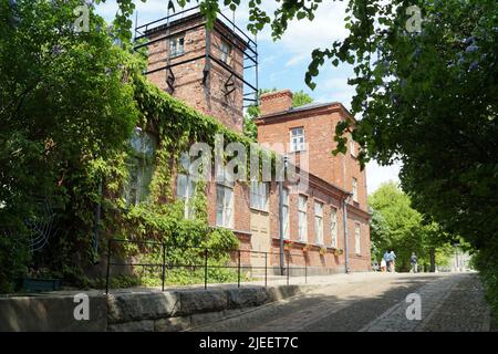 Gebäude aus dem 19.. Jahrhundert an einer gepflasterten Straße, ehemalige Garnisonskasernen und Verwaltungsquartiere in der Festung Suomenlinna, Helsinki, Finnland Stockfoto