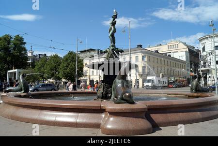 Havis Amanda, Jugendstilbrunnen mit Meerjungfrau-Skulptur, von Ville Vallgren, installiert 1908, auf dem Marktplatz in Helsinki, Finnland Stockfoto