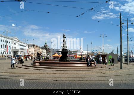 Havis Amanda, Jugendstilbrunnen mit Meerjungfrau-Skulptur, von Ville Vallgren, installiert 1908, auf dem Marktplatz in Helsinki, Finnland Stockfoto