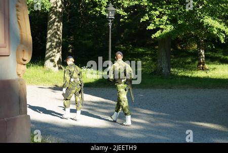 Die Kaisergarde auf Patrouille auf dem Gelände des Schlossparks Drottningholm in der Nähe von Stockholm, Schweden Stockfoto