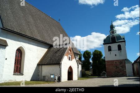 Kathedrale von Porvoo mit Glockenturm, weiße Steinmauern mit gotischen Elementen, Ort der Eröffnung des ersten finnischen Landtages im Jahr 1809, Porvoo, Finnland Stockfoto