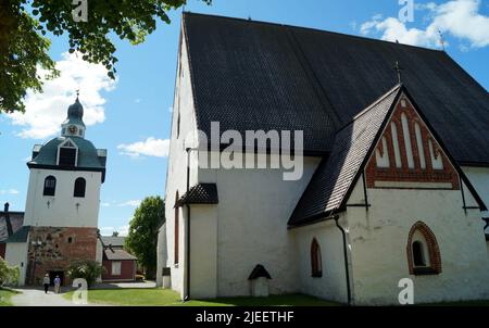 Kathedrale von Porvoo mit Glockenturm, weiße Steinmauern mit gotischen Elementen, Ort der Eröffnung des ersten finnischen Landtages im Jahr 1809, Porvoo, Finnland Stockfoto