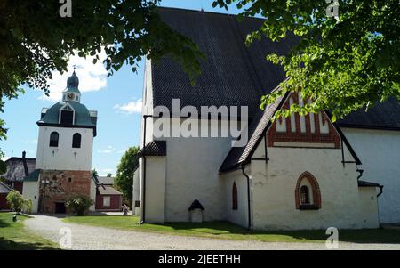 Kathedrale von Porvoo mit Glockenturm, weiße Steinmauern mit gotischen Elementen, Ort der Eröffnung des ersten finnischen Landtages im Jahr 1809, Porvoo, Finnland Stockfoto