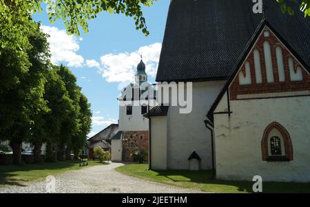 Kathedrale von Porvoo mit Glockenturm, weiße Steinmauern mit gotischen Elementen, Ort der Eröffnung des ersten finnischen Landtages im Jahr 1809, Porvoo, Finnland Stockfoto