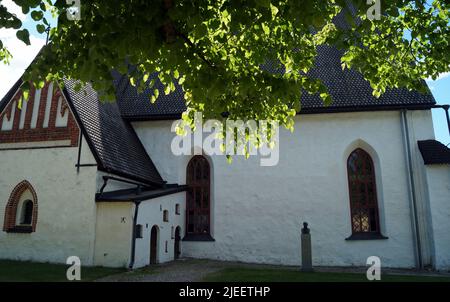 Kathedrale von Porvoo mit Glockenturm, weiße Steinmauern mit gotischen Elementen, Ort der Eröffnung des ersten finnischen Landtages im Jahr 1809, Porvoo, Finnland Stockfoto