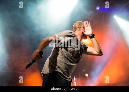 Rom, Italien. 17.. Juni 2018. Fabio Miglietta besser bekannt als Terron Fabio von Sud Sound System tritt auf der Bühne in der Villa Ada in Rom auf. (Foto von Valeria Magri/SOPA Images/Sipa USA) Quelle: SIPA USA/Alamy Live News Stockfoto