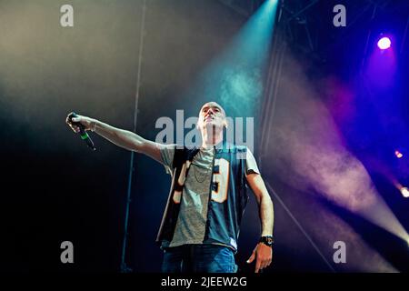 Rom, Italien. 17.. Juni 2018. Fabio Miglietta besser bekannt als Terron Fabio von Sud Sound System tritt auf der Bühne in der Villa Ada in Rom auf. (Foto von Valeria Magri/SOPA Images/Sipa USA) Quelle: SIPA USA/Alamy Live News Stockfoto