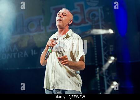 Rom, Italien. 17.. Juni 2018. Federico Vaglio, besser bekannt als Don Rico von Sud Sound System, tritt auf der Bühne der Villa Ada in Rom auf. (Foto von Valeria Magri/SOPA Images/Sipa USA) Quelle: SIPA USA/Alamy Live News Stockfoto