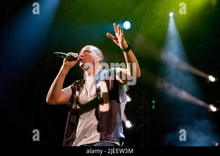 Rom, Italien. 17.. Juni 2018. Fabio Miglietta besser bekannt als Terron Fabio von Sud Sound System tritt auf der Bühne in der Villa Ada in Rom auf. (Foto von Valeria Magri/SOPA Images/Sipa USA) Quelle: SIPA USA/Alamy Live News Stockfoto