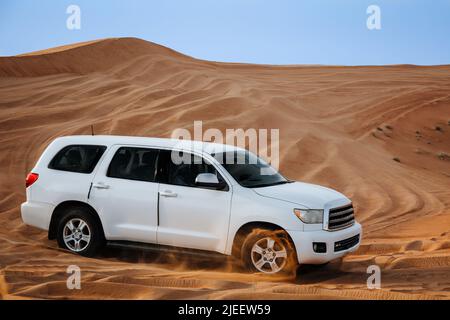 Dubai, Vereinigte Arabische Emirate - 01, Juli 2021 : die Fahrt in der Arabischen Wüste über die Dünen. Ein warmer Tag in der Wüste. Stockfoto