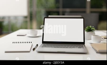 Moderner Schreibtisch oder Co-Working-Space mit tragbarem Laptop-Computer-Modell, spiralförmigem Notizblock, Stift und Zubehör. 3D Rendering, 3D Illustra Stockfoto