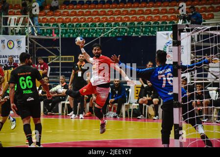 Hyderabad, Telangana, Indien. 26.. Juni 2022. 24. Asian Men's Club League Handball Championship Tag 5 Gruppe A, 2. Spiel des Tages zwischen T-Sports India und Al Noor aus Saudi-Arabien. Al Noor schlägt den T-Sport um ein Tor von 40-33. (Bild: © Varun Kumar Mukhia/Pacific Press via ZUMA Press Wire) Stockfoto