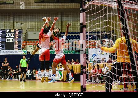 Hyderabad, Telangana, Indien. 26.. Juni 2022. 24. Asian Men's Club League Handball Championship Tag 5 Gruppe A, 2. Spiel des Tages zwischen T-Sports India und Al Noor aus Saudi-Arabien. Al Noor schlägt den T-Sport um ein Tor von 40-33. (Bild: © Varun Kumar Mukhia/Pacific Press via ZUMA Press Wire) Stockfoto