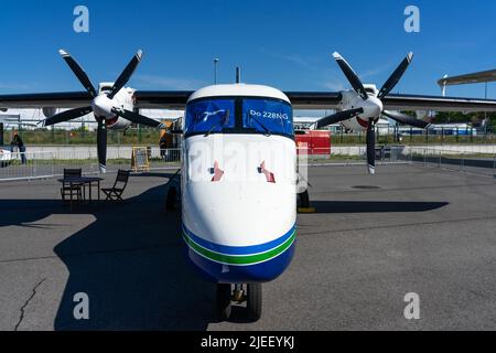 BERLIN, DEUTSCHLAND - 23. JUNI 2022: Das zweifache Turboprop-STOL-Versorgungsflugzeug Dornier 228-212 NG gehörte seit 2020 General Atomics AEROTEC. Stockfoto