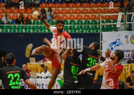 Hyderabad, Telangana, Indien. 26.. Juni 2022. 24. Asian Men's Club League Handball Championship Tag 5 Gruppe A, 2. Spiel des Tages zwischen T-Sports India und Al Noor aus Saudi-Arabien. Al Noor schlägt den T-Sport um ein Tor von 40-33. (Bild: © Varun Kumar Mukhia/Pacific Press via ZUMA Press Wire) Stockfoto