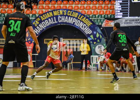 Hyderabad, Telangana, Indien. 26.. Juni 2022. 24. Asian Men's Club League Handball Championship Tag 5 Gruppe A, 2. Spiel des Tages zwischen T-Sports India und Al Noor aus Saudi-Arabien. Al Noor schlägt den T-Sport um ein Tor von 40-33. (Bild: © Varun Kumar Mukhia/Pacific Press via ZUMA Press Wire) Stockfoto