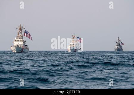 220626-N-NS602-1416 ARABIAN GULF (26. Juni 2022) die US-Küstenwache fährt am 26. Juni im Arabischen Golf mit ihren Ausscheren USCGC Baranof (WPB 1318) und USCGC Robert Goldman (WPC 1142) und dem Küstenpatrouillenschiff USS Thunderbolt (PC 12). Die US-Marinestreitkräfte operieren regelmäßig in der gesamten Region des Nahen Ostens, um Sicherheit und Stabilität zu gewährleisten. (USA Navy Foto von Chief Mass Communication Specialist Roland A. Franklin) Stockfoto