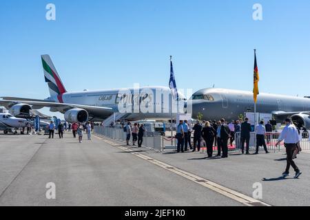 BERLIN, DEUTSCHLAND - 23. JUNI 2022: Besucher der Ausstellung auf dem Flugplatz. Ausstellung ILA Berlin Air Show 2022 Stockfoto