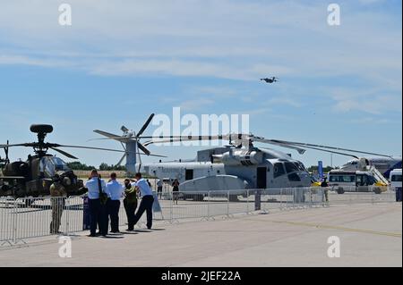 Ein US Marine CH-53K King Hallion Flugzeug nimmt als statisches Flugzeug an der Innovation and Leadership in Aerospace Berlin Teil, die am 22. Juni 2022 auf dem Flughafen Berlin Expo Center, Berlin Brandenburg International Airport, stattfand. Weitere militärische Drehflugzeuge und Festflügler, die auf der Messe ausgestellt wurden, waren ein C-17 Globemaster III Spirit of Berlin, F-15E Strike Eagle, F-16 Fighting Falcon, P-8A Poseidon, CH-47F Chinook, AH-64E Apache, UH-60m Blackhawk und UH-70 Lakota, Und mehr als 200 Servicememememembers, die Unterstützung leisten. Gemeinsam mit Stockfoto