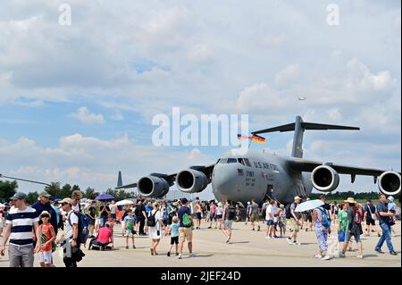 Ein US-amerikanischer C-17 Globemaster III Spirit of Berlin vom 315. Airlift Wing, Joint Base Charleston, South Carolina, nimmt als statisches Flugzeug an der Innovation and Leadership in Aerospace Berlin Teil, die am 26. Juni 2022 auf dem Flughafen Berlin Expo Center, Flughafen Berlin Brandenburg International, stattfand. Weitere militärische Drehflugzeuge und Festflügelflugzeuge, die auf der Messe ausgestellt wurden, waren F-15E Strike Eagle, F-16 Fighting Falcon, P-8A Poseidon, CH-53K King Stallion, CH-47F Chinook, AH-64E Apache, UH-60m Blackhawk und UH-70 Lakota sowie m Stockfoto