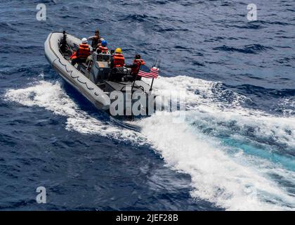 PAZIFISCHER OZEAN (23. Juni 2022) Seeleute, die dem Lenkflugkörper-Zerstörer USS Gridley (DDG 101) der Arleigh Burke-Klasse zugewiesen wurden, während eines Personentransfers auf einem Schlauchboot (RHIB). Die Abraham Lincoln Carrier Strike Group führt derzeit Routineoperationen in der US 3.-Flotte durch. (USA Navy Foto von Mass Communication Specialist 2. Class Colby A. Mothershead) Stockfoto