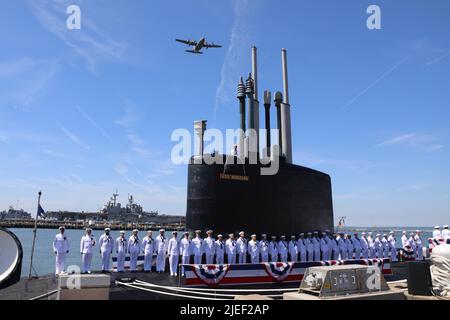 220625-N-UZ446-0251 NORFOLK, Virginia (25. Juni 2022) – Besatzungsmitglieder, die an das Schnellangriff-U-Boot USS Montana (SSN 794) der Virginia-Klasse angeschlossen sind, werden während einer Inbetriebnahmezeremonie in Norfolk, Virginia, am 25. Juni 2022, das Schiff beauftragen. SSN 794, das zweite US-Navy-Schiff, das mit dem Namen Montana gestartet wurde und das seit mehr als einem Jahrhundert das erste ist, ist eine flexible, multimissionarische Plattform, die entwickelt wurde, um die sieben Kernkompetenzen der U-Boot-Streitkräfte zu erfüllen: Anti-U-Boot-Kriegsführung; Anti-Oberflächen-Kriegsführung; Lieferung spezieller Einsatzkräfte; Streikkrieg; unregelmäßige Kriegsführung; Aufklärung, Überwachung und Aufklärung; Ein Stockfoto