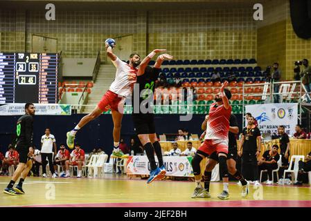 Hyderabad, Telangana, Indien. 26.. Juni 2022. 24. Asian Men's Club League Handball Championship Tag 5 Gruppe A, 2. Spiel des Tages zwischen T-Sports India und Al Noor aus Saudi-Arabien. Al Noor schlägt den T-Sport um ein Tor von 40-33. (Bild: © Varun Kumar Mukhia/Pacific Press via ZUMA Press Wire) Stockfoto