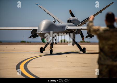 Das MQ-9 Reaper-Flugzeug, das dem 163d Attack Wing zugewiesen wurde, schließt die autonome Landung ab und wird am 23. Juni in die Wartungsposition auf San Clemente Island, Kalifornien, befördert. 2022. Der MQ-9 wurde schnell gewartet, aufgetankt, wieder bewaffnet und dann von einer kleinen Anzahl von Luftmännern mit dem Angriffsflügel 163d zur Unterstützung der Operation Rhino Strike wieder eingesetzt. Ziel der Übung war es, das Konzept der „Agile Combat Employment“ (ACE) und „Multi-Capable Airman“ (MCA) zu verbessern. (Foto von Sgt. Joseph Pagan) Stockfoto