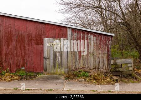 Ein rot verwitterter Hühnerstall in der Nähe von Spencerville, Indiana, USA. Stockfoto