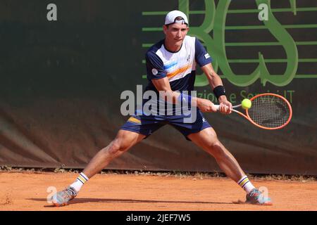 Mailand, Italien. 26.. Juni 2022. Italien, Mailand, 26 2022. juni: Francesco Passaro (ita) beim Tennisspiel FEDERICO CORIA (ARG) gegen FRANCESCO PASSARO (ITA) Finale des ATP Challenger Mailand im Aspria Harbour Club (Bildnachweis: © Fabrizio Andrea Bertani/Pacific Press via ZUMA Press Wire) Stockfoto