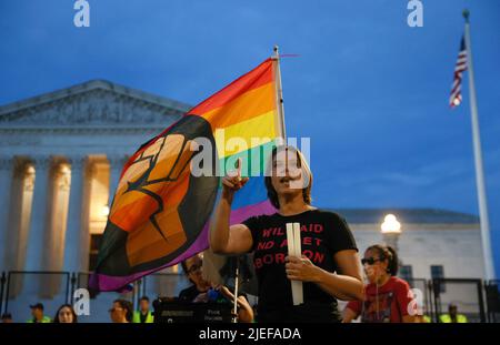 Washington, Usa. 26.. Juni 2022. Ein Aktivist der Gruppe „Our Rights D.C.“ hält während einer Kerzenlichtmahnwache, die Tage nach dem Fall des Obersten Gerichtshofs der USA, Roe gegen Wade, stattfand, Kerzen still. Das den Abtreibungsschutz des Bundes beendete, wodurch die Abtreibungsregulierung zu einem Thema wurde, das am Sonntag, dem 26 2022. Juni, vom Obersten Gerichtshof der Vereinigten Staaten in Washington, DC, beschlossen wurde. Foto von Jemal Gräfin/UPI Credit: UPI/Alamy Live News Stockfoto