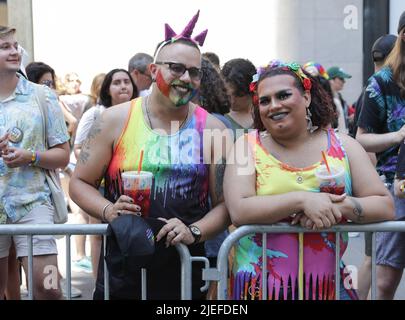 New York, NY, USA. 25.. Juni 2022. Fifth Avenue, New York, USA, 26. Juni 2022 - Menschen nehmen an der New York City Pride Parade am 26. Juni 2022 in New York City Teil und feiern sie. Foto: Giada Papini Rampelotto/EuropaNewswire.FOTOKREDIT IST OBLIGATORISCH. (Bild: © Luiz Rampelotto/ZUMA Press Wire) Bild: ZUMA Press, Inc./Alamy Live News Stockfoto