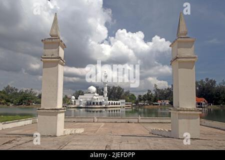 Säulen eines schwimmenden Pavillons mit der Kuala Ibai schwimmende Moschee unter schweren Wolken in Kuala Ibai in Kuala Terengganu, Malaysia. Stockfoto