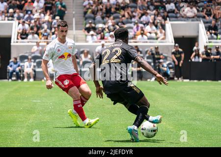 Der Los Angeles FC-Stürmer Kwadwo Opoku (22) wird am Sonntag, den 26. Juni 2022, von dem New Yorker Red Bulls-Verteidiger Dylan Nealis (12) bei einem MLS-Spiel verteidigt Stockfoto