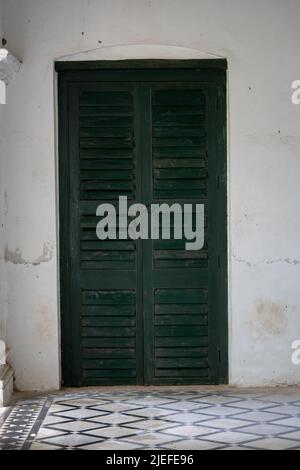 Die Türen von Bangladesch sind einfach die besten. Wenn man durch die Stadt läuft, kann man erstaunliche Dinge finden. Was für ein launiges Leben. Stockfoto