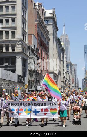 New York, NY, USA. 25.. Juni 2022. Fifth Avenue, New York, USA, 26. Juni 2022 - Menschen nehmen an der New York City Pride Parade am 26. Juni 2022 in New York City Teil und feiern sie. Foto: Giada Papini Rampelotto/EuropaNewswire.FOTOKREDIT IST OBLIGATORISCH. (Bild: © Luiz Rampelotto/ZUMA Press Wire) Bild: ZUMA Press, Inc./Alamy Live News