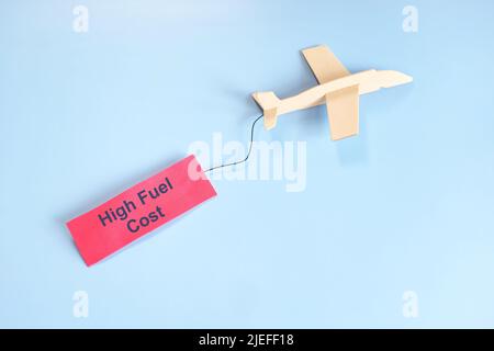 High Aircraft Treibstoffkosten Konzept in der Luftfahrtindustrie. Holzflugzeug mit rotem Tag mit geschriebenem Wort. Stockfoto