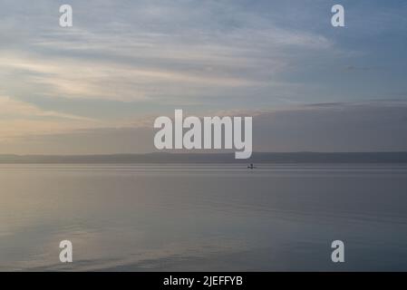 Stille am See mit SUP Paddler Stockfoto