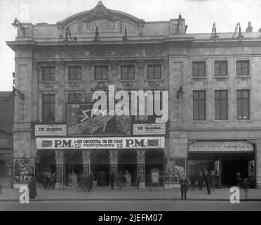 Front of the RIVOLI Cinema at 100 Whitechapel Road, East London showing RUDOLF KLEIN-ROGGE WILLY FRITSCH and GERDA MAURUS in THE SPY / SPIES / SPIONE 1928 Regie FRITZ LANG Roman Thea von Harbou Drehbuch Thea von Harbou und Fritz lang Produzent Erich Pommer Fritz lang-Film / Universum Film (UFA) Stockfoto